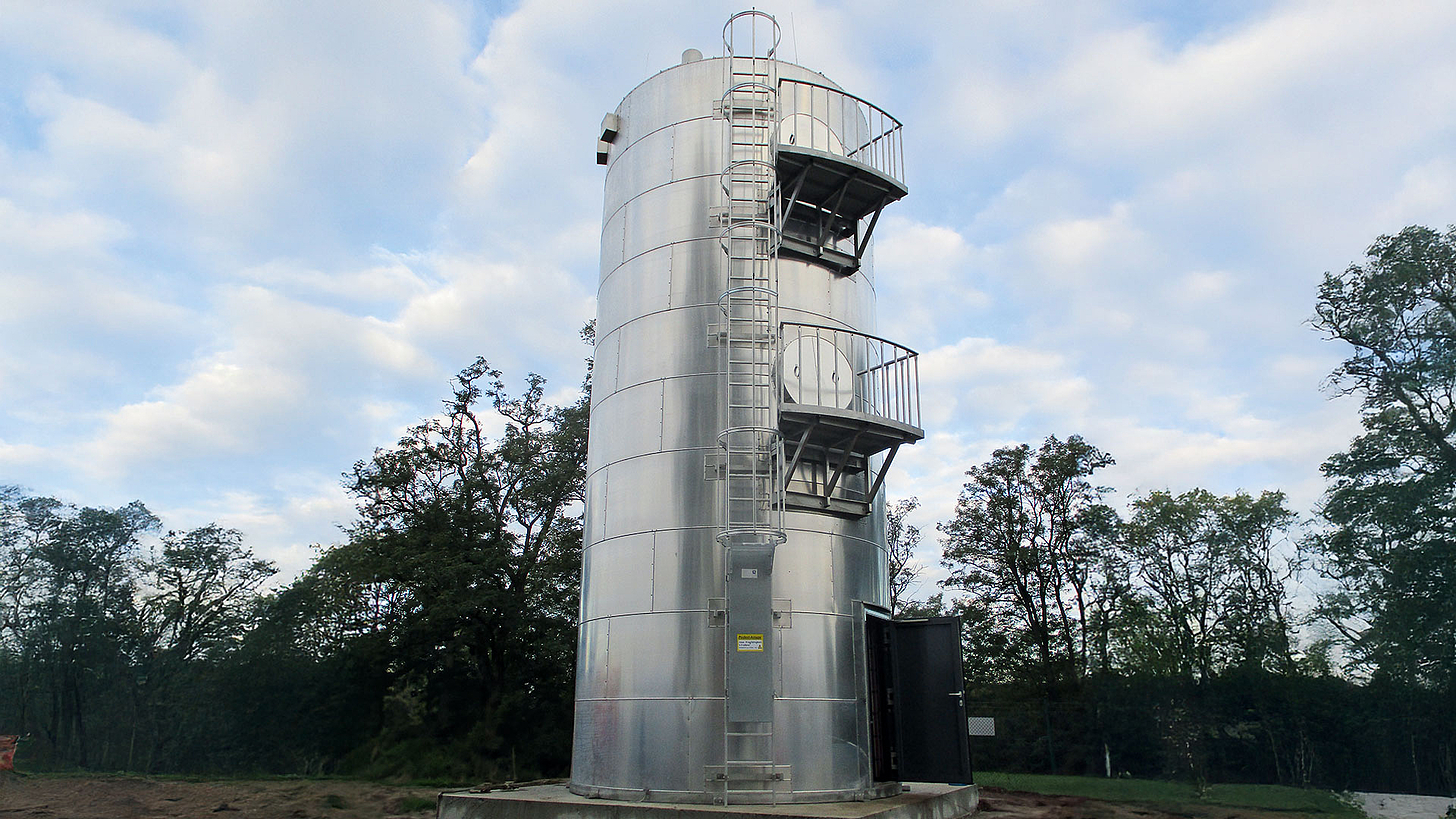 Wasserturm transportiert und vor Ort aufgestellt.