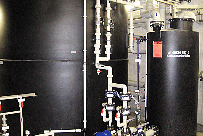 Prozesswasserbehälter mit Installation aus PP
