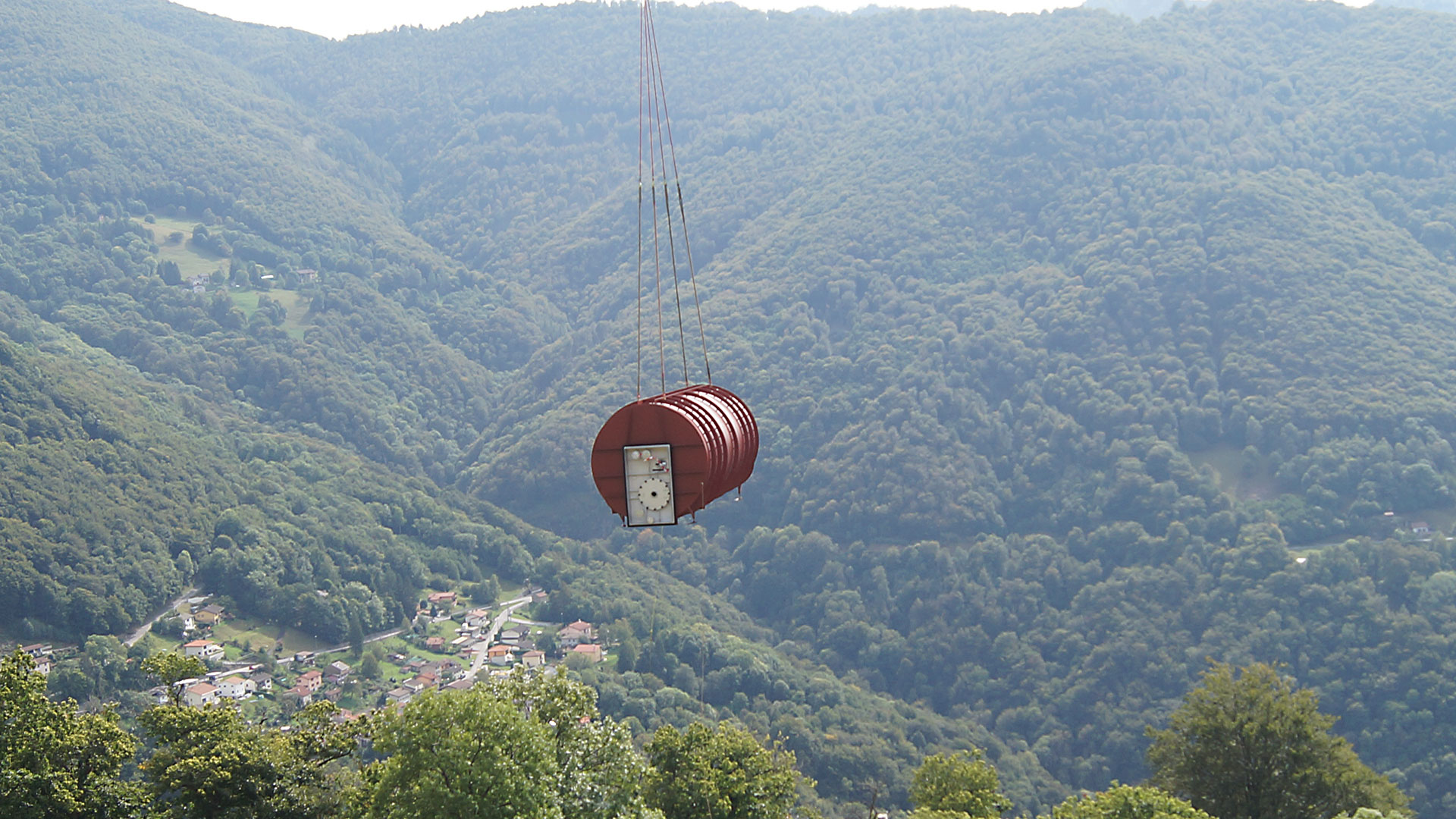 Rohrbehälter Transport mit Helikopter 