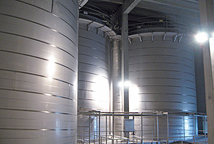 Drei Trinkwasserbehälter mit je 800 m³ Inhalt im Gebäude
