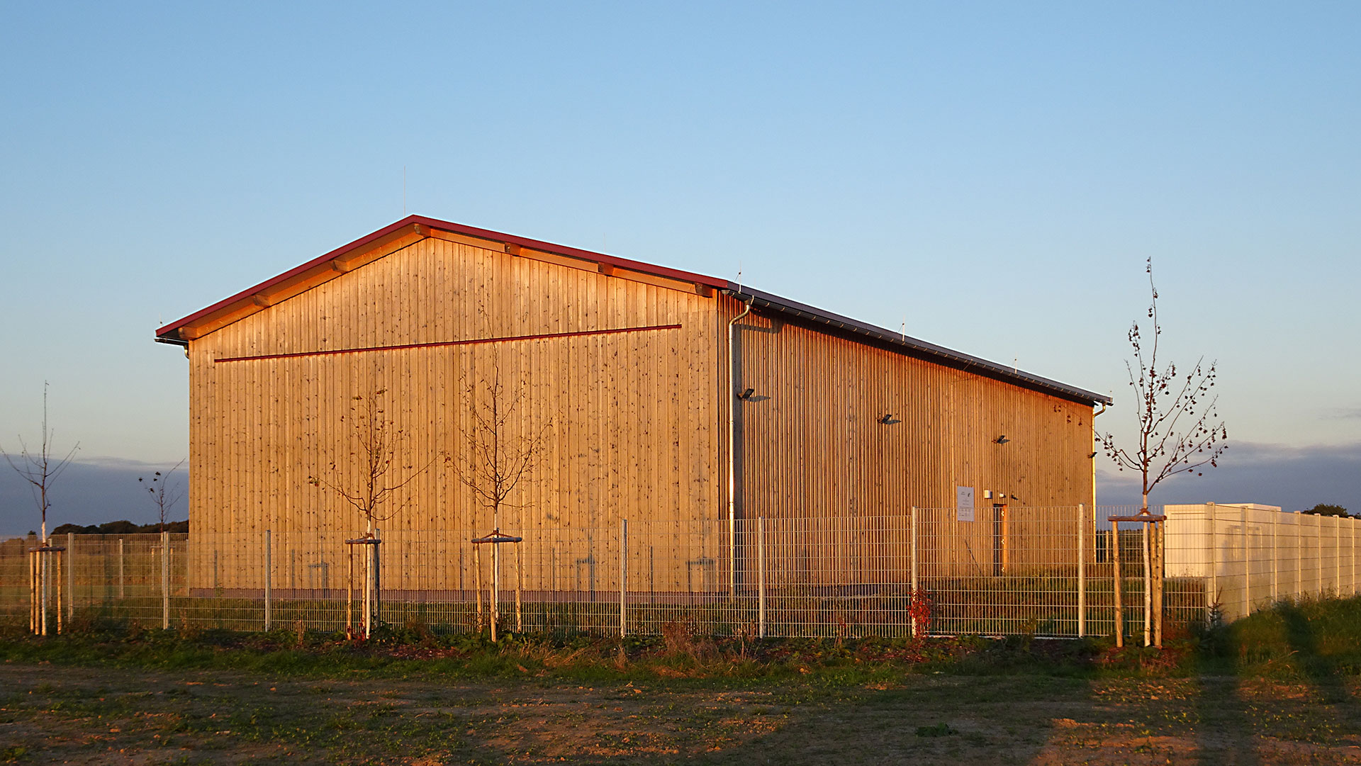 Holzgebäude um Trinkwasserbehälter